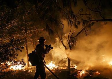 حريق يدمر 80 مبنى في كاليفورنيا