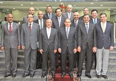 رئيس البنك الأهلي ونائباه مع مديري عموم المناطق الفرعية