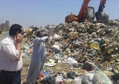 رئيس مدينة المحلة يتابع نقل القمامة
