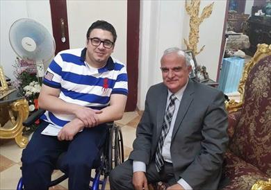 نائب رئيس جامعة طنطا مع البطل محمود الكومي