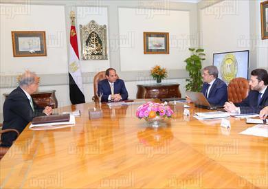 السيسي يجتمع برئيس مجلس الوزراء ووزير المالية بحضور نائبيه للسياسات الضريبية والسياسات المالية
