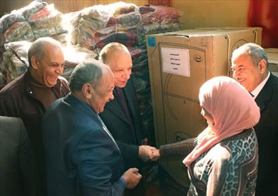 محافظ القاهرة يسلم أجهزة كهربائية ل 30 عروسة