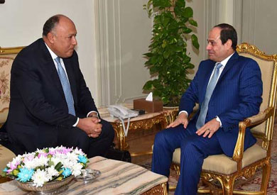 الرئيس عبد الفتاح السيسي مع وزير الخارجية سامح شكري