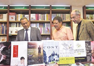 الراحل الدكتور احمد زويل أثناء زيارة لـ " الشروق" ،تجول خلالها بصحبة المهندس إبراهيم المعلم وإلي جواره الكاتب ايمن الصياد تصوير احمد عبد اللطيف