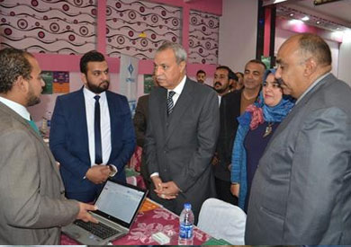 محافظ قنا يفتتح ملتقى التوظيف