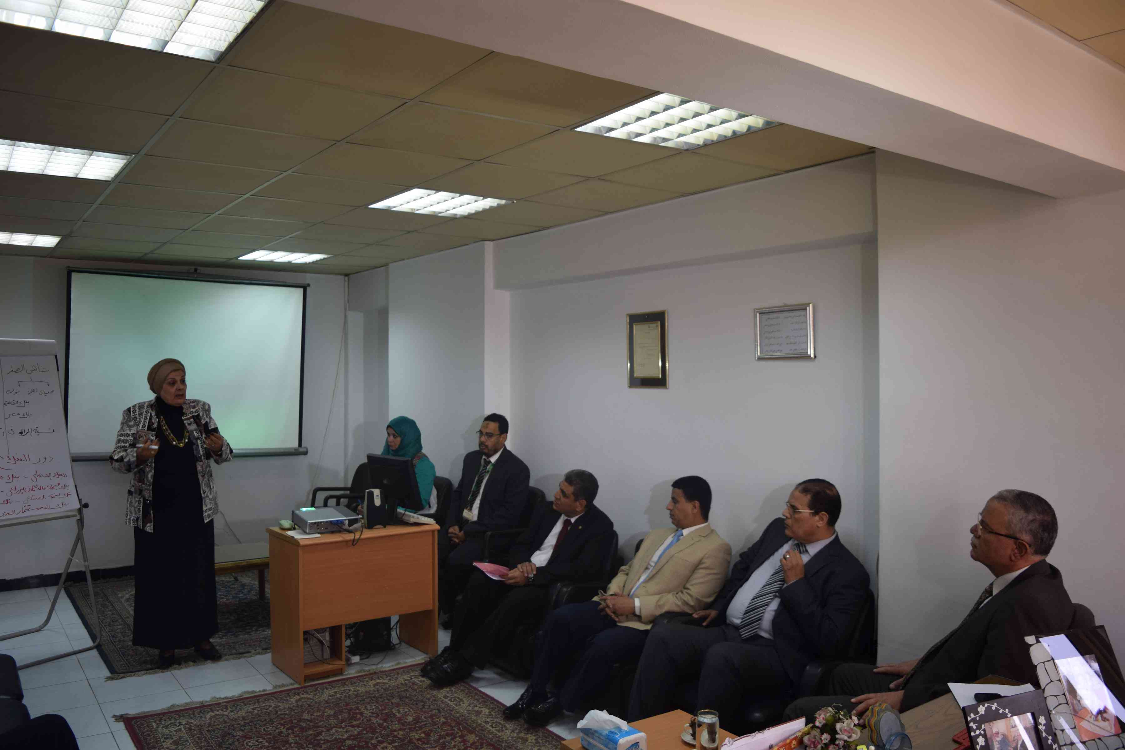 مدير عام الصندوق تشرح للمحافظ مشروعات الصندوق