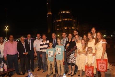 فوده يستضيف اسرة نمساوية عاشقة لشرم الشيخ بالسوق التجارى القديم