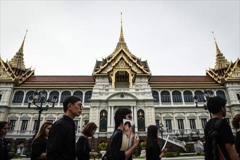 آلاف التايلانديين يحتشدون أمام القصر الملكي للانحناء أمام نعش الملك الراحل