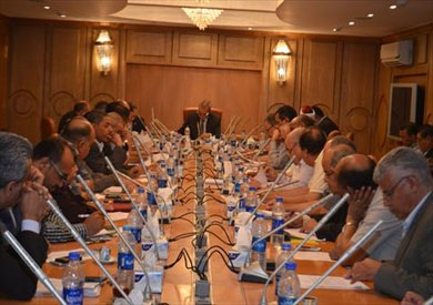 محافظ قنا خلال الاجتماع التنفيذى للمحافظة