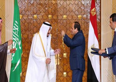 السيسي يهدي «قلادة النيل» للعاهل السعودي