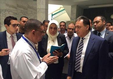 وزيرة الصحة أثناء الزيارة