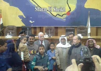 محافظ جنوب سيناء يوزع أجهزة تعويضية علي المواطنين