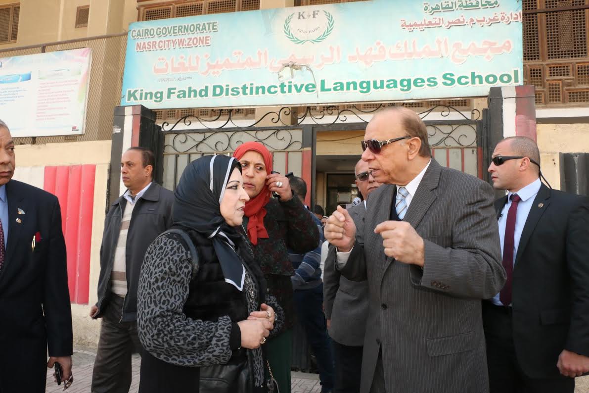 محافظ القاهرة أثناء تقفد المدارس بأول يوم امتحانات