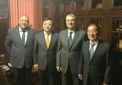 وزير الكهرباء وسفير الصين بالقاهرة يشهدان توقيع عقد بين "إيجيماك" المصرية و"شينت" الصينية