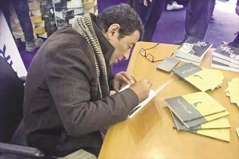 حمدى عبد الرحيم اثناء توقيع روايتة الجديده