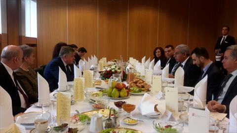 أثناء اللقاء