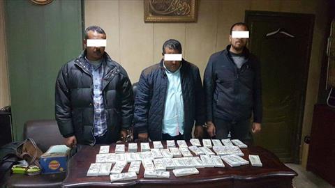 ضبط 3 أشخاص لإتجارهم في النقد الأجنبي وبحوزتهم مليون دولار وعملات أخرى