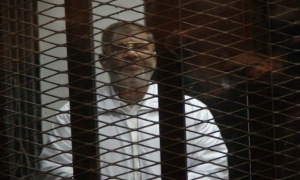 الرئيس المعزول محمد مرسي داخل قفص الاتهام – صورة أرشيفية