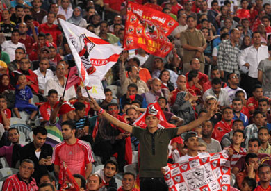 مشجع يرفع لافتة لنادى الأهلي والزمالك