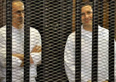 علاء وجمال مبارك نجلي الرئيس الأسبق داخل قفص الاتهام