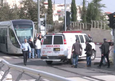 إصابة امرأة بطعنات سكين في القدس وفرار المهاجم