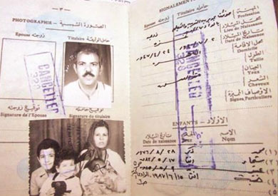 صورة وثيقة سفر وجواز سفر قديم وشهادة ميلاد تحمل الرقم القومى لأبناء غزة القدامى بالوادى الجديد
