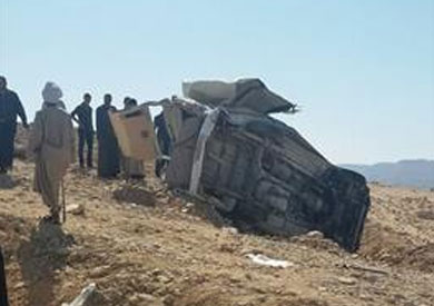 وفاة 6 أشخاص وإصابة 10 في انقلاب سيارة بقنا