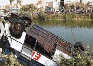 إصابة 6 عمال إثر انقلاب سيارتهم في مصرف بالبحيرة