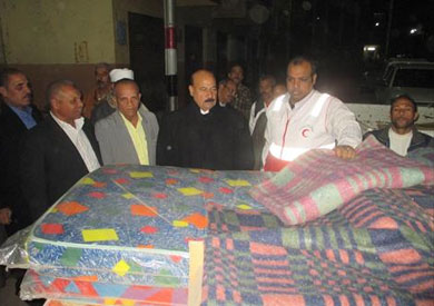 السكرتير العام بسوهاج يتفقد المصابين والمنزل المنهار ويطمئن على الأعانات المصروفة