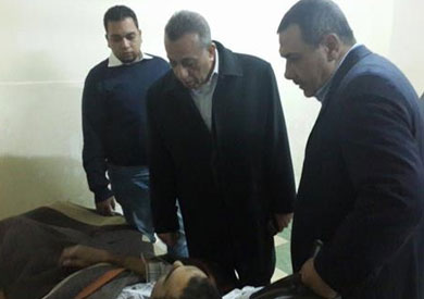 محافظ الجيزة يتفقد موقع حادث المنيب.. ويطمئن على صحة المصابين