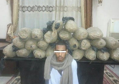 المتهم وبحوزة المضبوطات