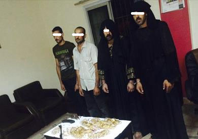 الأربع متهمين عقب القبض عليهم