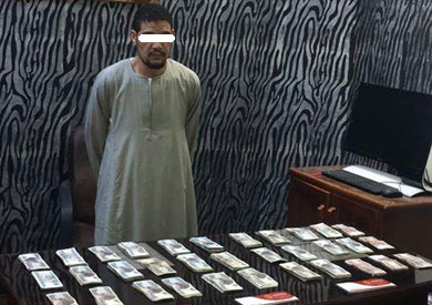 المتهم وبحوزته المبلغ المسروق