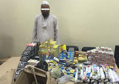 ضبط 86 زجاجة خمور و25 ألف صاروخ ألعاب نارية في قنا