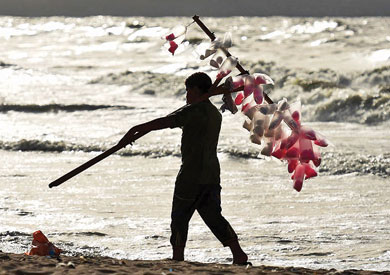 بائع غزل البنات على شاطئ الإسكندرية- أ.ف.ب