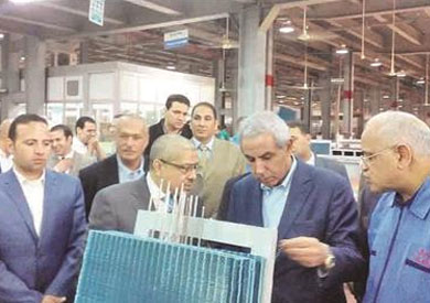 وزير الصناعة خلال زيارته لمصانع العربي