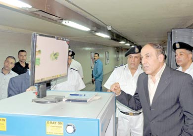 مساعد وزير الداخلية للنقل والمواصلات أثناء تفقده الحالة الأمنية في المترو في اليوم الأول