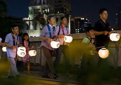 أطلقت المصابيح فوق النهر وحملها بعض الذين شاركوا في المراسم