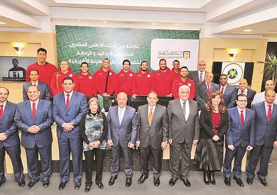 قيادات البنك الأهلي بين أبطال اليد والرماية