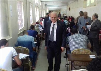 رئيس جامعة الزقازيق يتفقد لجان امتحان كلية الحقوق