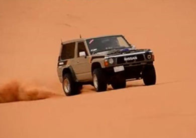 انقلاب سيارة تستعرض على الرمال