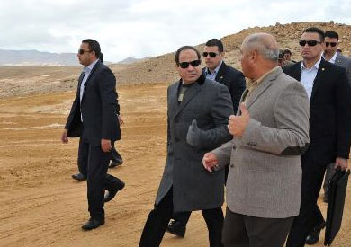السيسي أثناء تفقده قناة السويس الجديدة - أرشيفية