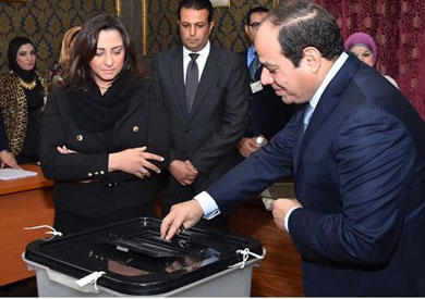 يدلى الرئيس عبد الفتاح السيسي بصوته في المدرسة النموذجية الإعدادية بمصر الجديدة