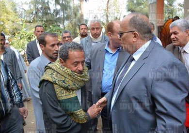 محافظ الدقهلية أثناء تقديم واجب العزاء لاسرة الشهيد محمد الكرورى - تصوير نعمان سمير