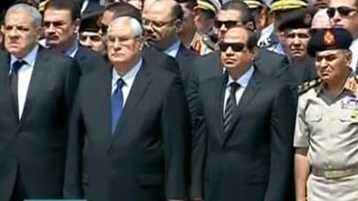 الرئيس السيسي ووزير الدفاع وعدلي منصور في جنازة النائب العام