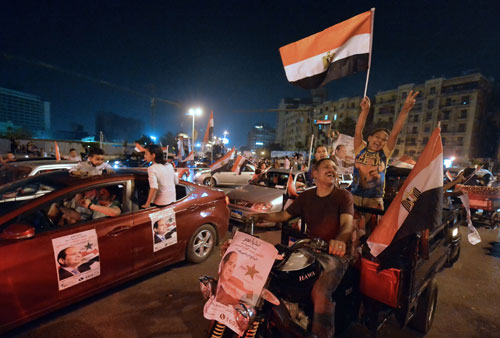 احتفال المصريين باكتساح السيسي للإنتخابات