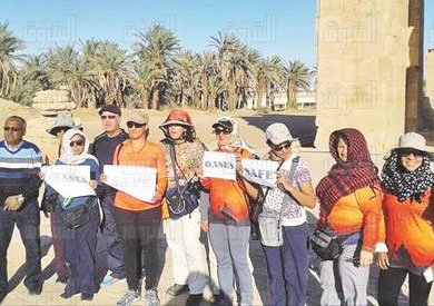 سياح كولومبيا يرفعون شعار الواحات آمنة بالوادى الجديد- تصوير عمرو بحر