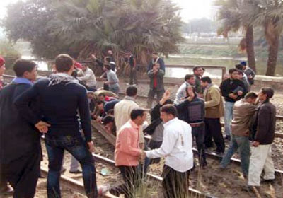 صورة أرشيفية لأهالي يقطعون خط السكة الحديد