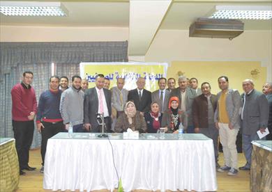 محافظ المنيا يلتقى باعضا اللجنة النقابية للصحفيين-أرشيفية