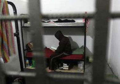 مركز حقوقي يحذر من تدهور صحة معتقل فلسطيني مضرب عن الطعام منذ 25 يومًا